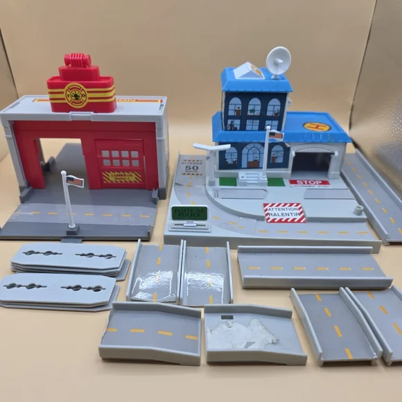 1991 Micro Machines Police Corner & 1990 Matchbox Fire Station Mixed Lot - Picture 1 of 5